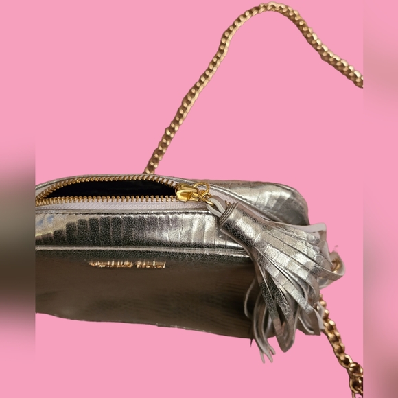 NWOT V.S. silver cross body purse - Picture 4 of 11